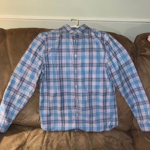 Mens Blue cotton Vineyard vines button up shirt.